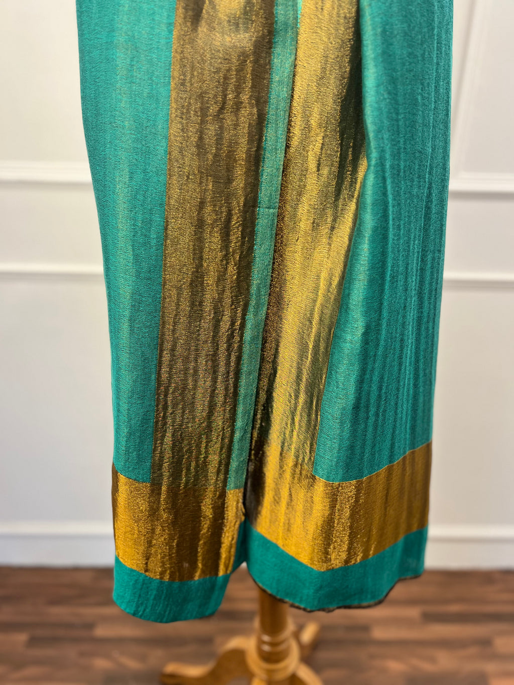 Zari Border Reversible Shawl
