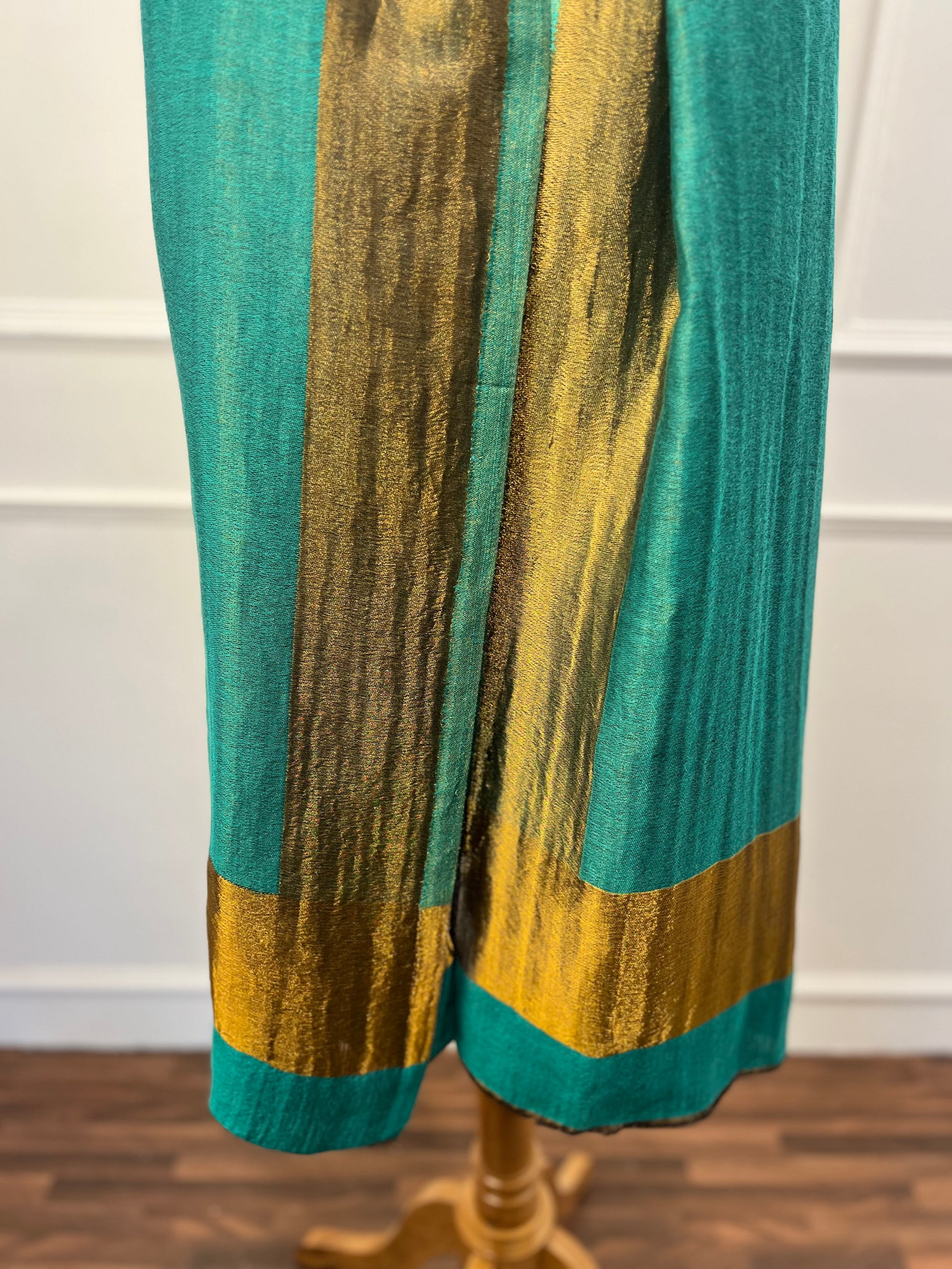 Zari Border Reversible Shawl