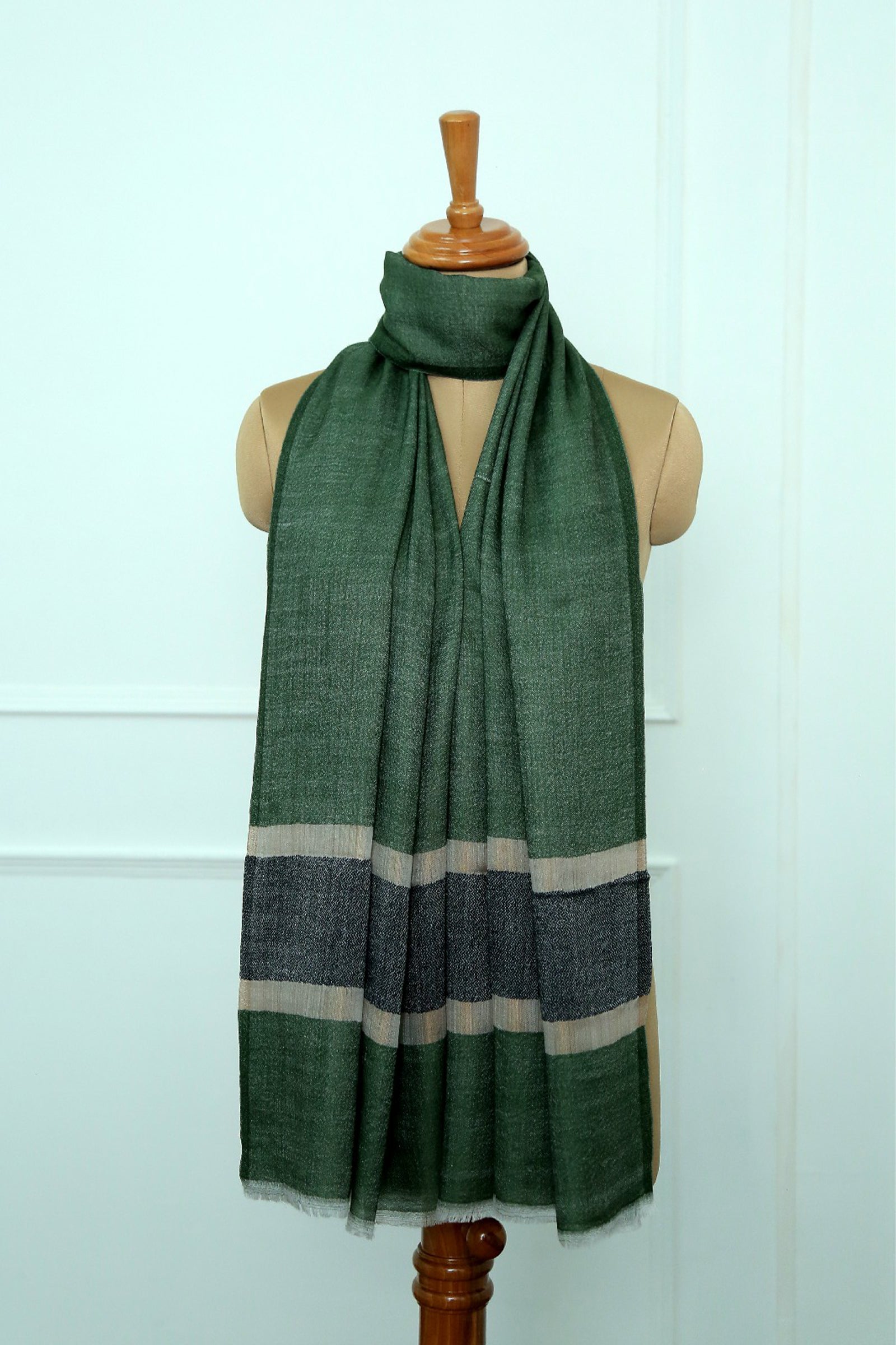Fine Wool Green Border Zari Stole