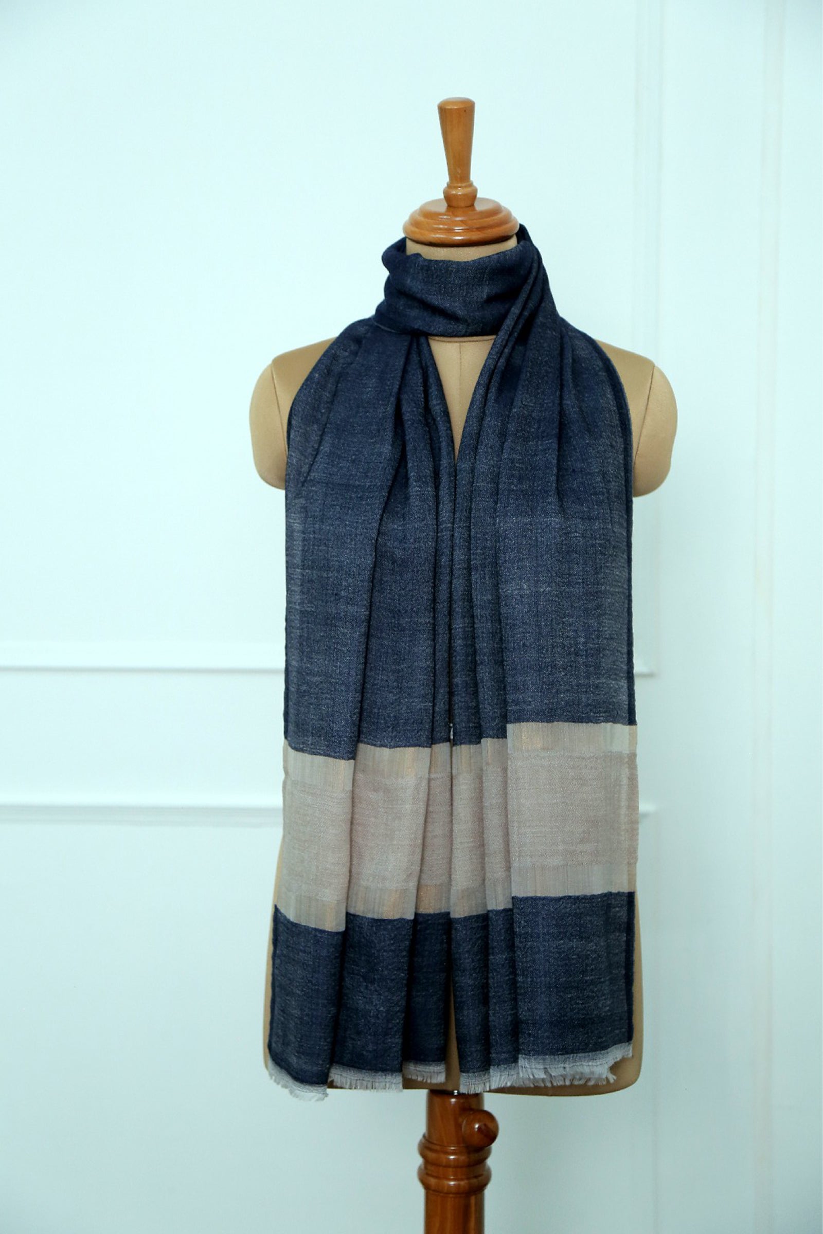 Fine Wool Navy Border Zari Stole'