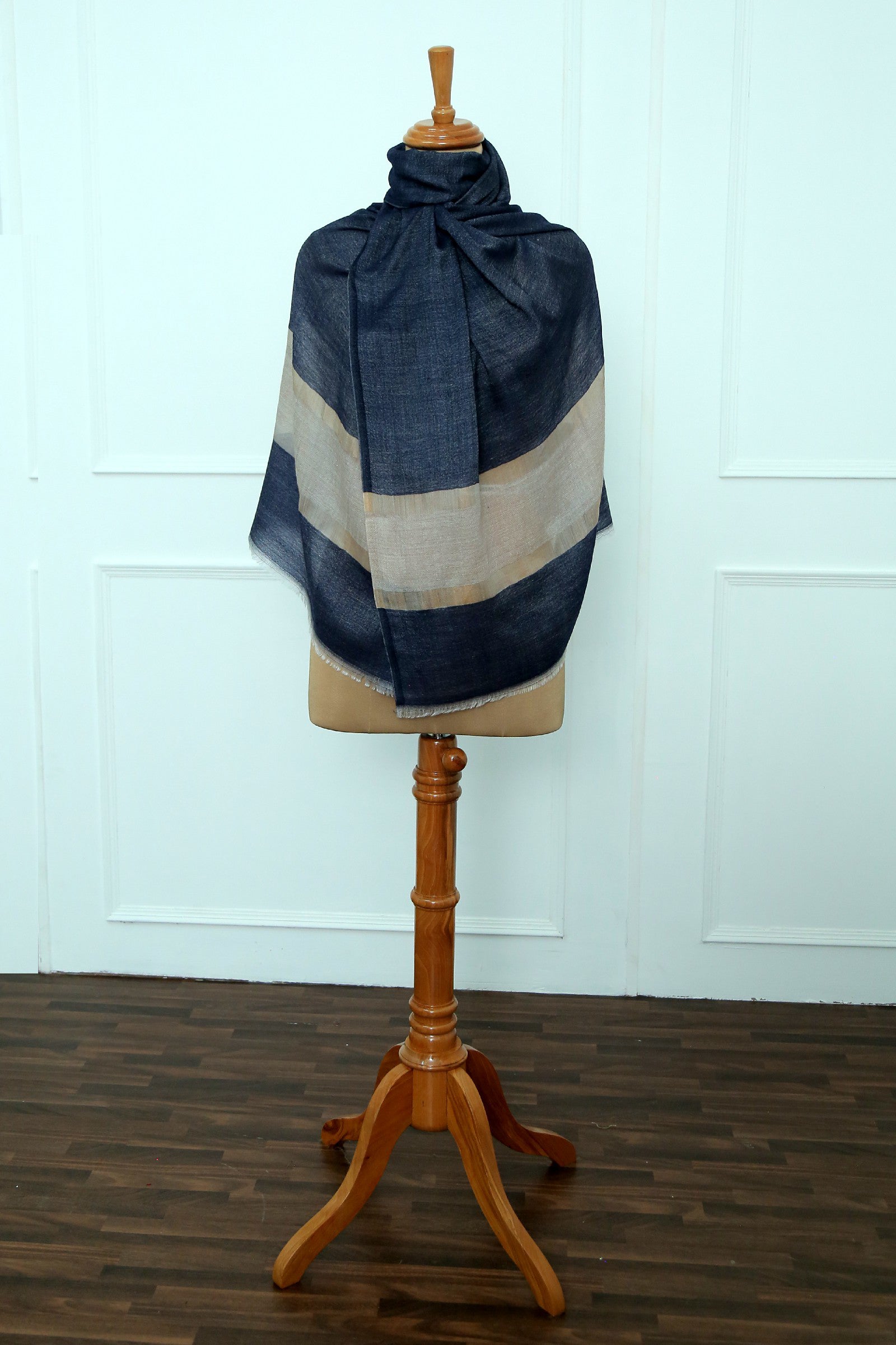 Fine Wool Navy Border Zari Stole'