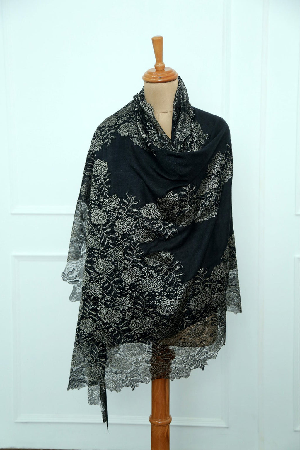 Chantiley Center Panel Golden Lace Stole