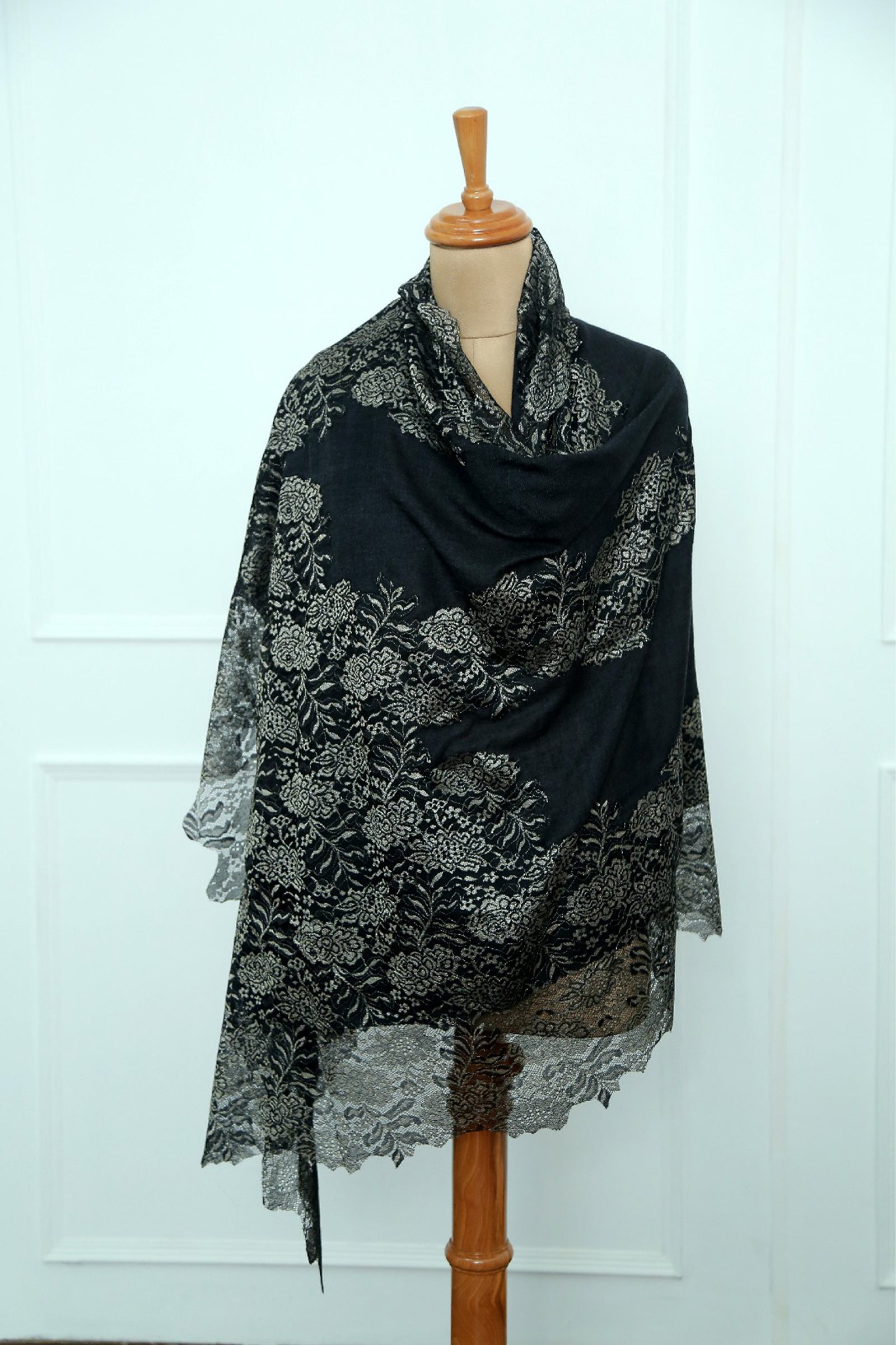 Chantiley Center Panel Golden Lace Stole