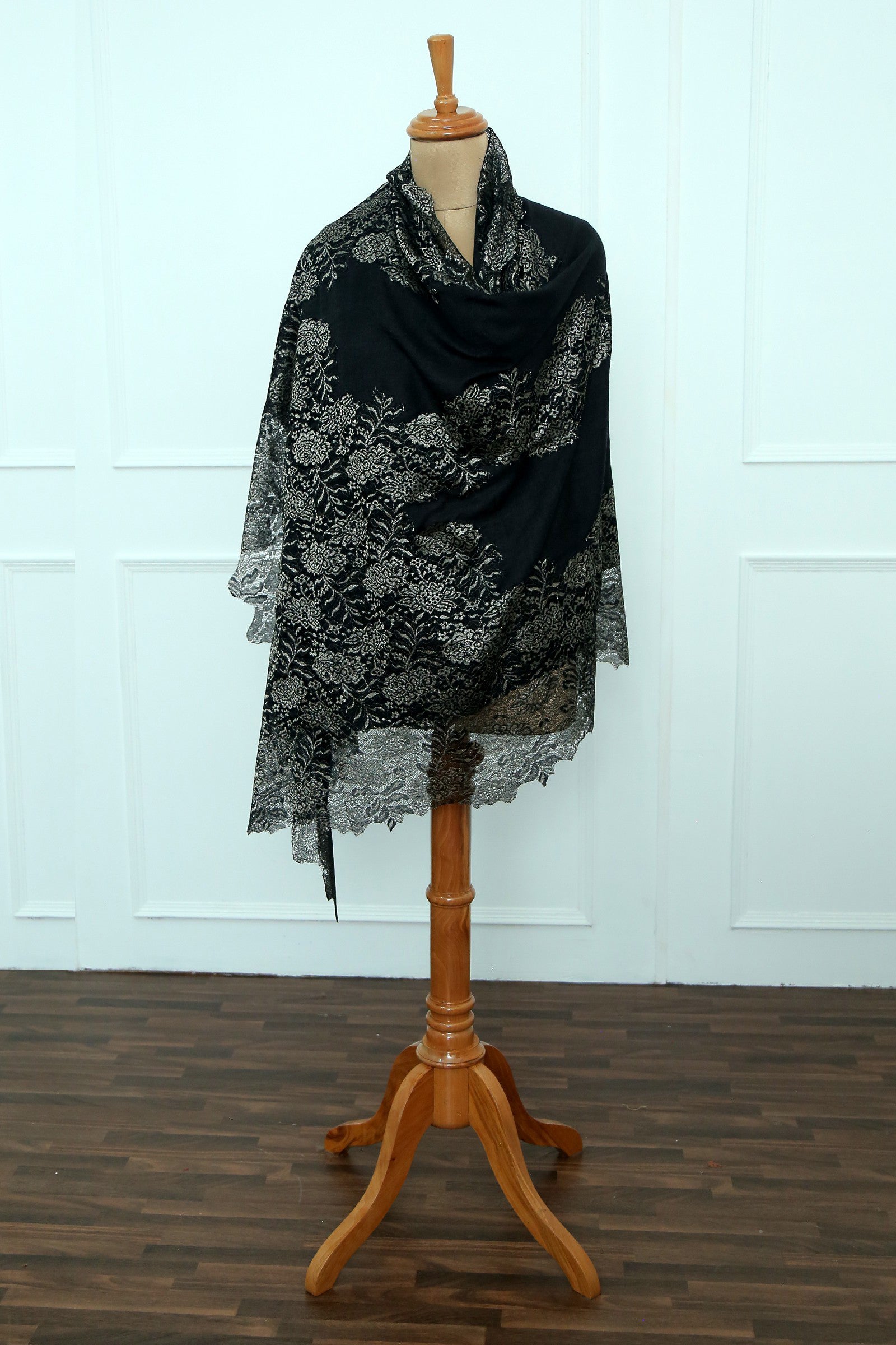 Chantiley Center Panel Golden Lace Stole
